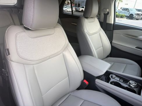 Used 2025 Ford Explorer Active w/ Active Comfort Package RWD image 13