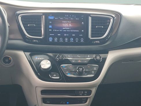 Used 2017 Chrysler Pacifica Touring-L Plus FWD image 15