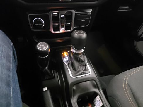 Used 2024 Jeep Wrangler Unlimited Sahara w/ Technology Group AWD/4WD image 17