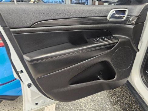 Used 2020 Jeep Grand Cherokee Laredo AWD/4WD image 31