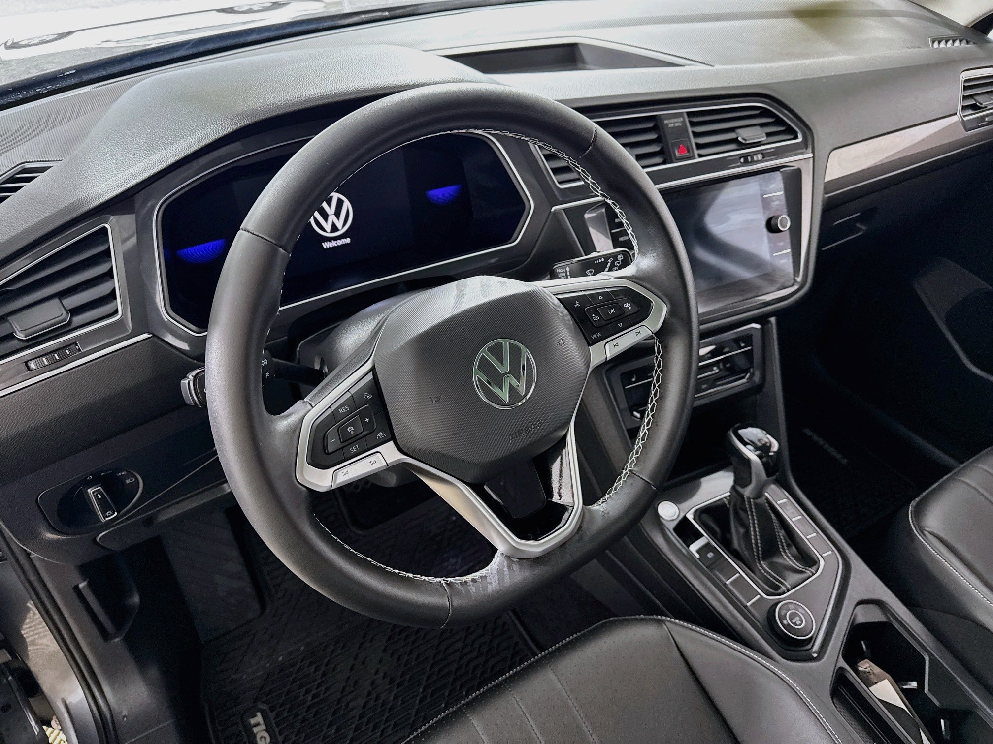 Used 2023 Volkswagen Tiguan SE w/ Panoramic Sunroof Package AWD/4WD image 13