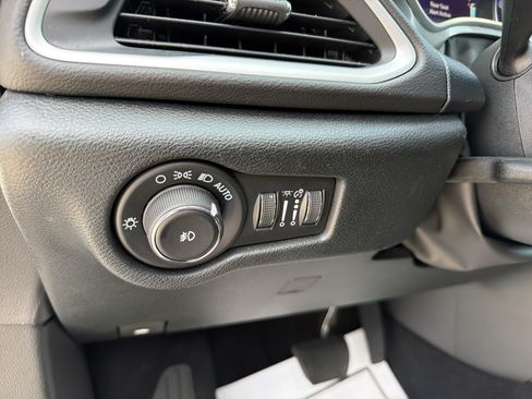 Used 2025 Chrysler Pacifica Select FWD image 16