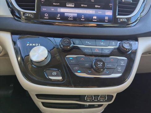 Used 2022 Chrysler Pacifica Touring-L image 8