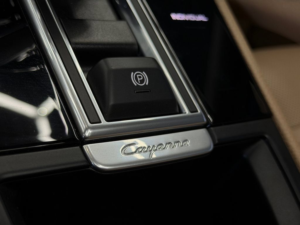 Used 2023 Porsche Cayenne Platinum Edition AWD/4WD image 25