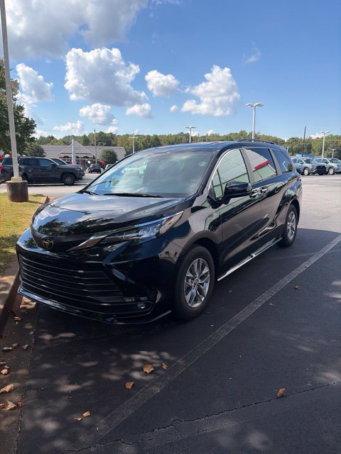 Used 2026 Toyota Sienna XLE FWD image 1