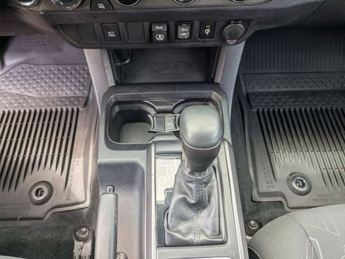 Used 2018 Toyota Tacoma TRD Sport AWD/4WD image 19