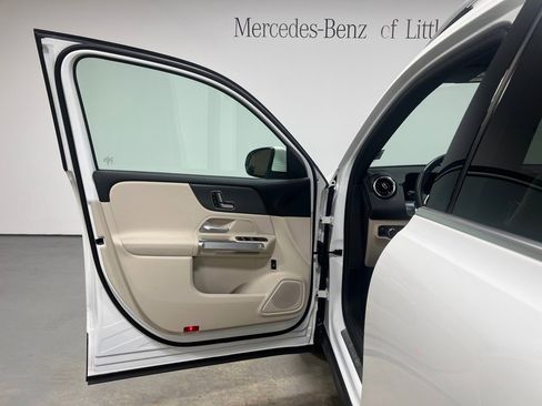Used 2025 Mercedes-Benz GLB 250 4MATIC image 17