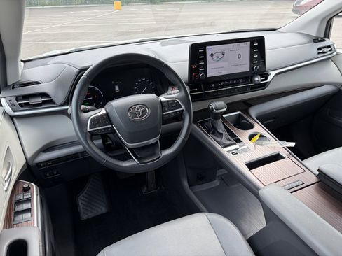 Used 2024 Toyota Sienna XLE AWD/4WD image 10