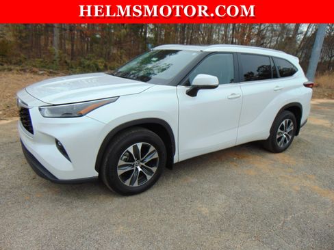 Used 2025 Toyota Highlander XLE image 4