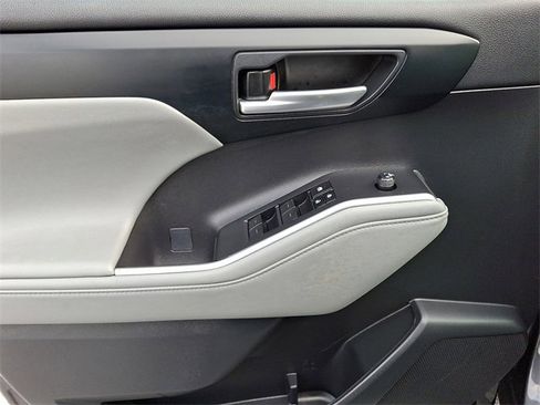 Certified 2024 Toyota Highlander XLE image 13