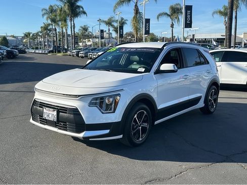 Certified 2025 Kia Niro EX image 3