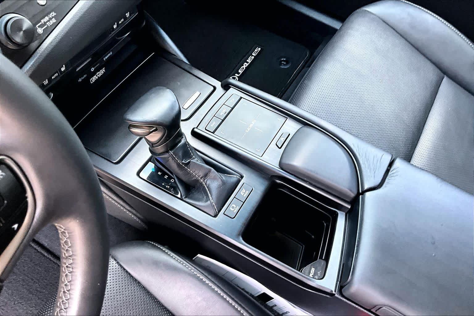 Used 2020 Lexus ES 300h w/ Premium Package FWD image 17