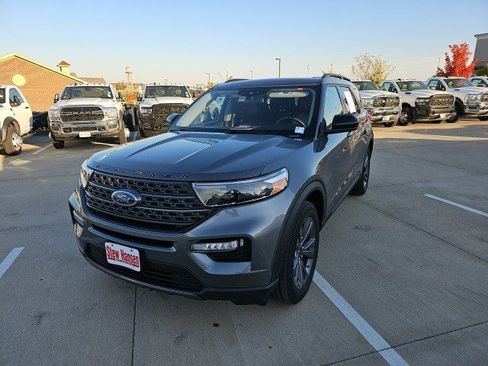 Used 2022 Ford Explorer XLT w/ Equipment Group 202A image 2