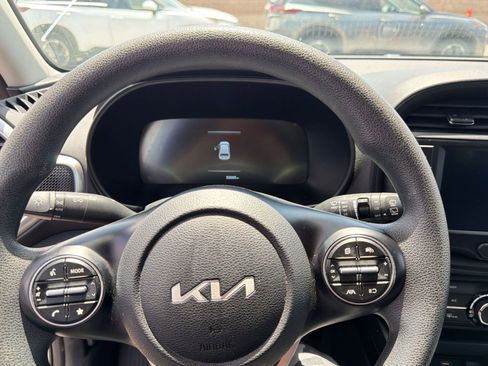 Used 2025 Kia Soul LX w/ LX Technology Package FWD image 7