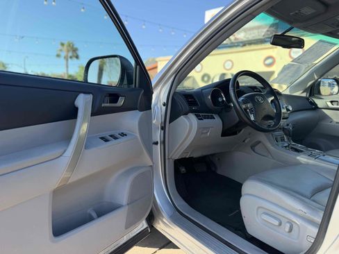 Used 2012 Toyota Highlander SE w/ Tow Pkg FWD image 14