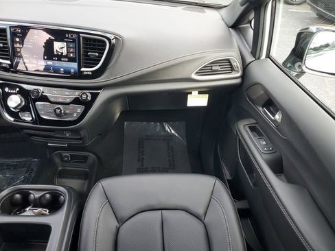 New 2026 Chrysler Pacifica Select image 18
