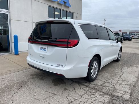 Used 2023 Chrysler Pacifica Touring-L FWD image 5