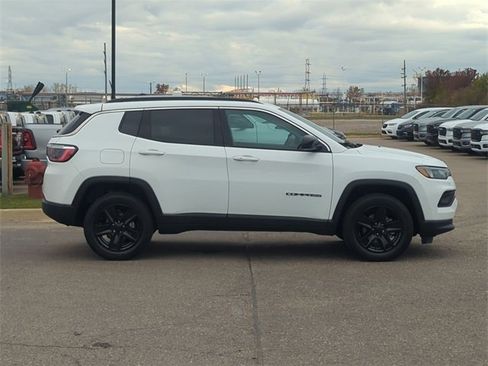 Certified 2022 Jeep Compass Latitude image 2