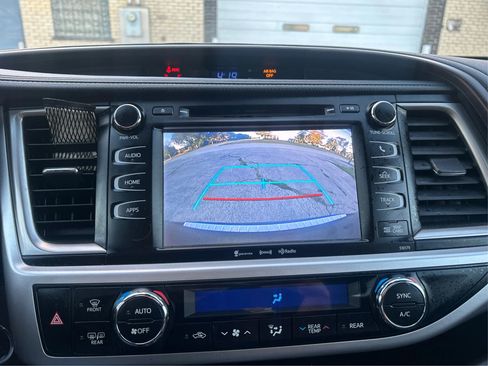 Used 2018 Toyota Highlander XLE image 29