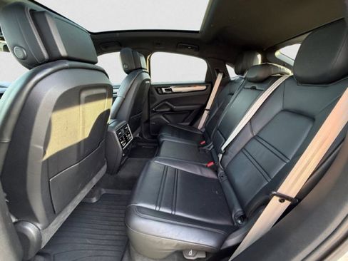 Used 2023 Porsche Cayenne Platinum Edition w/ Performance Package image 18