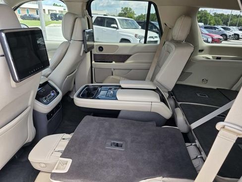 Used 2019 Lincoln Navigator Reserve AWD/4WD image 7