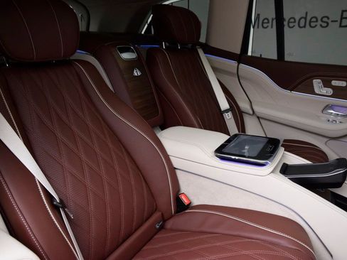 New 2026 Mercedes-Benz Maybach GLS 600 4MATIC image 17