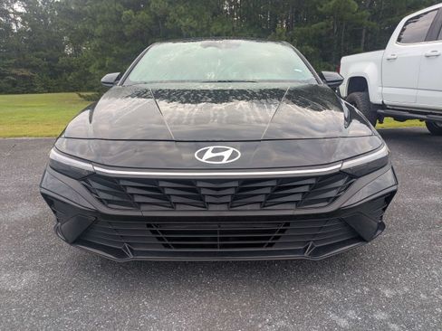 Used 2024 Hyundai Elantra SEL FWD image 3