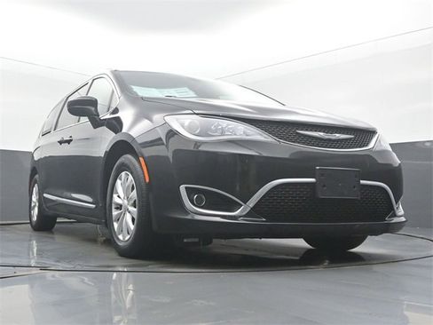 Used 2019 Chrysler Pacifica Touring-L image 53