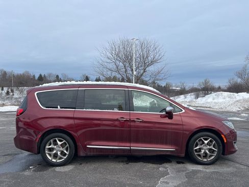 Used 2018 Chrysler Pacifica Limited image 3