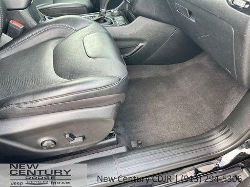 Used 2023 Jeep Cherokee Altitude Lux AWD/4WD image 19