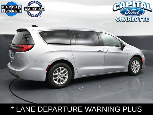 Used 2023 Chrysler Pacifica Touring-L FWD image 7