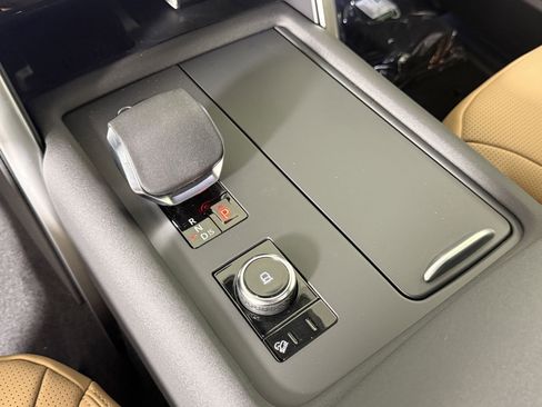 New 2026 Land Rover Discovery Limited Edition image 18