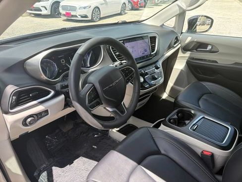 Used 2024 Chrysler Pacifica Touring-L FWD image 26