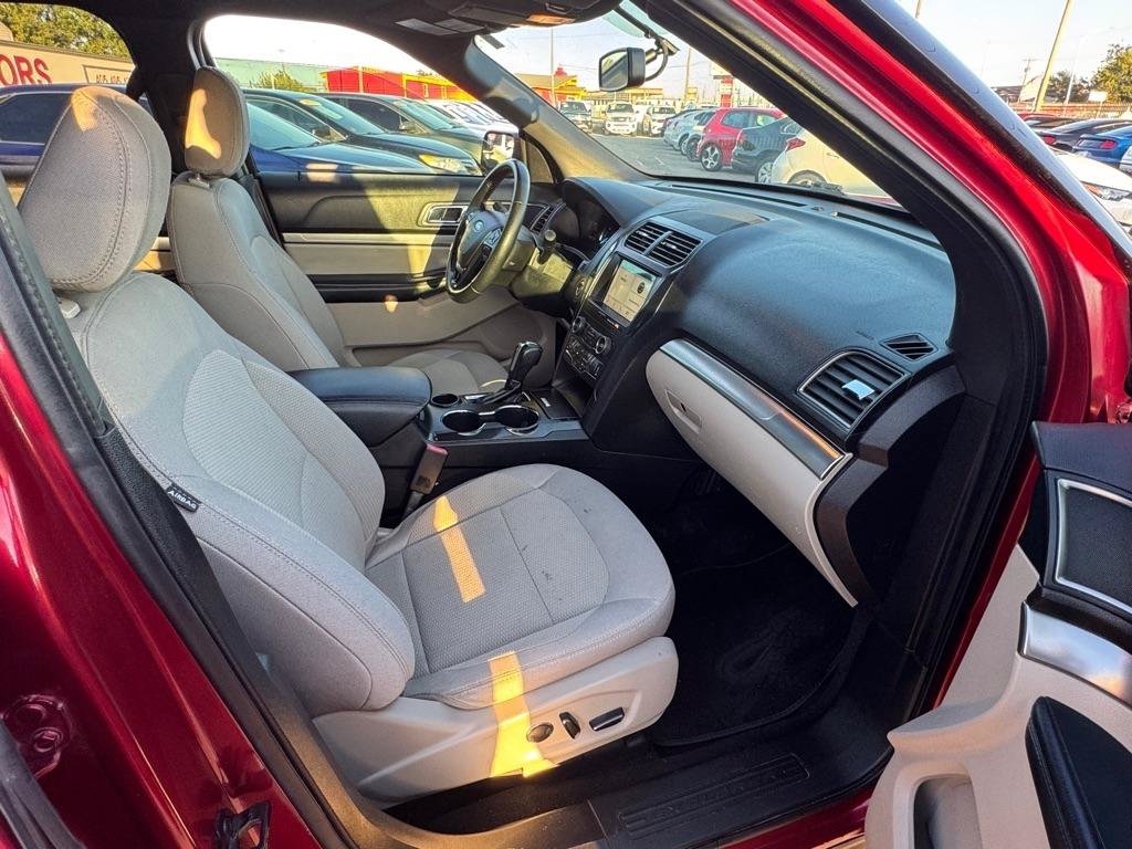 Used 2018 Ford Explorer XLT w/ Equipment Group 201A FWD image 14