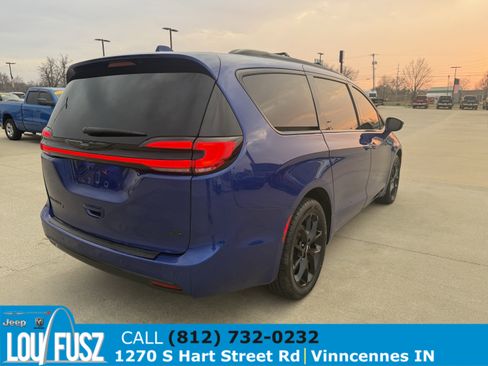 Used 2021 Chrysler Pacifica Touring-L w/ Uconnect Theater Family Group image 7