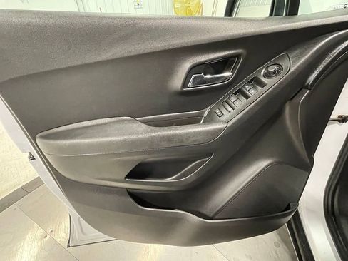 Used 2019 Chevrolet Trax LS FWD image 19