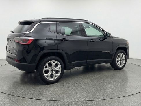 Used 2025 Jeep Compass Latitude image 9