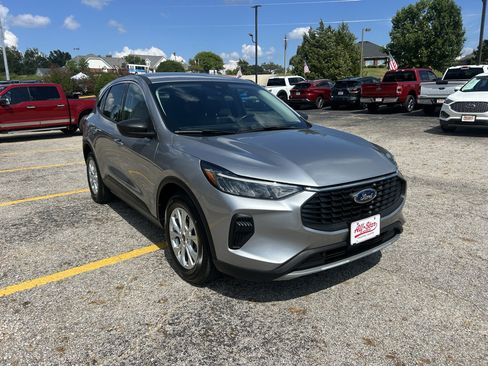Used 2023 Ford Escape Active w/ Cold Weather Package FWD image 3
