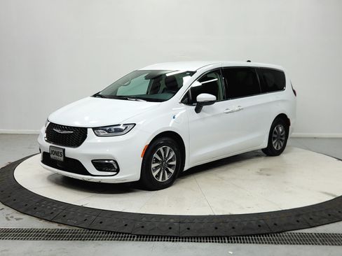 Used 2023 Chrysler Pacifica Touring-L FWD image 4