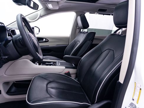Used 2023 Chrysler Pacifica Limited w/ Uconnect Theater Family Group FWD image 23