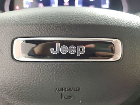 Used 2025 Jeep Grand Cherokee Laredo X image 22