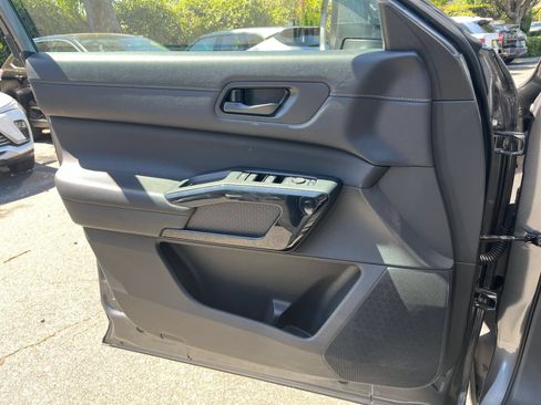 Used 2025 Nissan Pathfinder SV FWD image 18