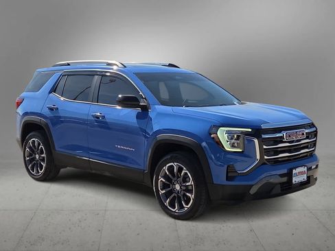 Used 2025 GMC Terrain Elevation w/ Elevation Premium Package AWD/4WD image 2