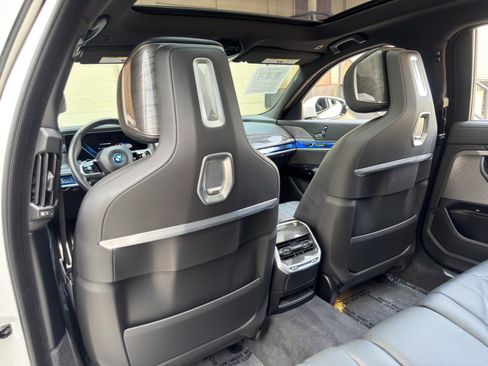 Used 2024 BMW i7 xDrive60 w/ Premium Package AWD/4WD image 43