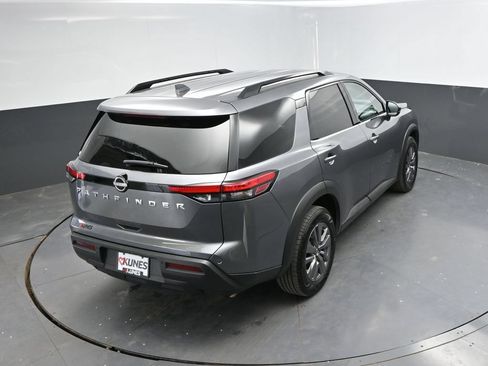 Used 2025 Nissan Pathfinder SV FWD image 31