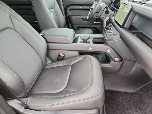 Used 2025 Land Rover Defender 110 S image 22