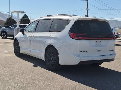Used 2025 Chrysler Pacifica Limited FWD image 5