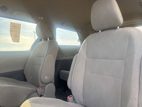 Used 2020 Toyota Sienna L image 29