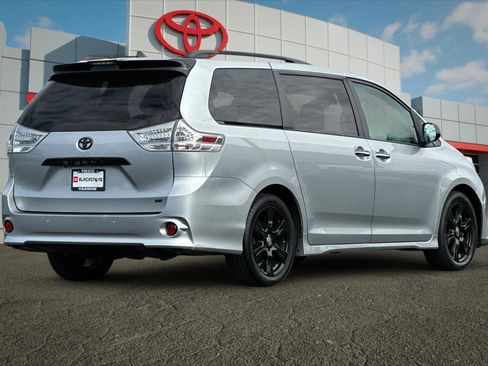 Certified 2020 Toyota Sienna SE w/ SE Preferred Package FWD image 3