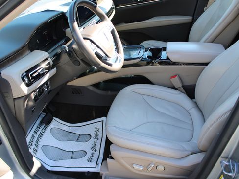 Used 2023 Lincoln Nautilus Reserve image 12